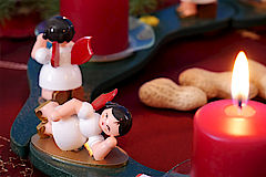 Engel auf Adventskranz